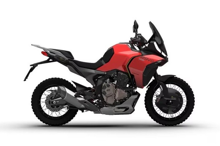 <div class='descrGalleryTitle'>9.	QJMotor Rino 900</div><div class='descrGalleryText'><p>Un nome insolito per una moto che probabilmente non ci aspettavamo. Da QJ arriva la <b><a href="https://www.dueruote.it/news/moto-scooter/2025/11/07/qj-motor-rino-900-adv-e-lei-una-delle-regine-di-eicma-2025/">Rino 900</a></b>, una crossover esteticamente curatissima figlia della <b>matita di Adrian Morton</b>, già responsabile dell’ultima generazione di MV Agusta, F3 compresa. Non solo, il suo motore è un inedito (per QJ)&nbsp;<b>tre cilindri in linea da 900 cc</b>, con 120 cavalli a 10.000 giri e 93 Nm di coppia. Le ruote saranno<b> da 19 e 17 a raggi</b>, la sella a 820 mm da terra e il serbatoio terrà 20 litri di benzina, per un peso in ordine di marcia di 220 kg. Questo è tutto: al momento non sono comunicati altri dati, ma quel che conta è che questa Rino rappresenta <b>uno step netto per QJ in direzione di un prodotto più verso il premium </b>che verso il cheap. Le linee della Rino parlano chiaro, la sua coerenza stilistica tra le varie componenti, sia meccaniche che di sovrastruttura. È un esercizio davvero riuscito, difficile negarlo, e non vediamo l’ora che sia l’anno prossimo per scoprirne di più.</p>
</div>